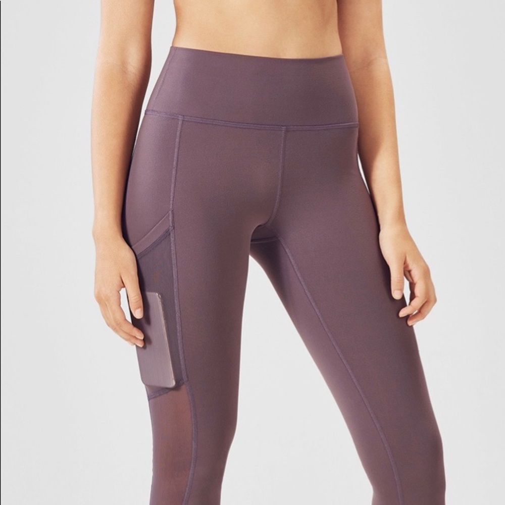 Mila high waisted pocket Capri. New. Color shadow